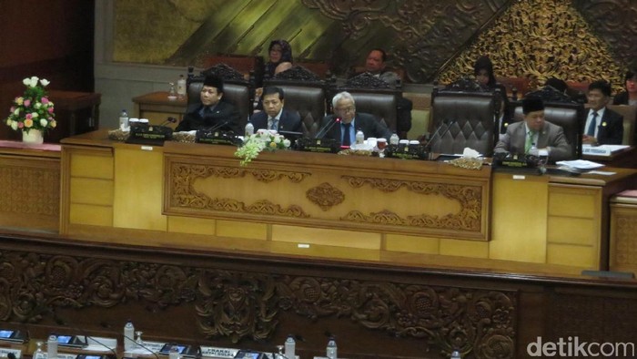 Hanya Bagi-bagi Teks, DPR Tutup Masa Sidang Tanpa Pidato Novanto