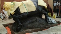 Patung Banteng Wulung yang dibuat oleh seniman pemahat asal Bali ini disebut memiliki berat total hingga 7 ton.