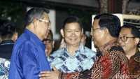 Prabowo yang didampingi sejumlah elite Gerindra tiba di Puri Cikeas sekitar pukul 20.22 WIB. Begitu tiba Ketum Gerindra itu langsung disambut oleh SBY.