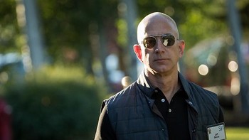 2. Jeff Bezos, berhasil melebarkan sayap Amazon dengan mendirikan Blue Origin, akusisi terhadap The Washington Post, hingga membuat Netflix dan Spotify bergantung pada Amazon Web Services. (Foto: istimewa)