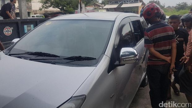 Pencuri modus pecah kaca mobil diamuk massa di Serang.