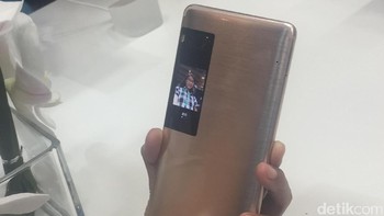 Di bodi belakang kedua ponsel ini terdapat layar ekstra berukuran 1,9 inch dengan resolusi 240 x 536 pixel dan berteknologi AMOLED. Ada banyak fungsi yang dapat dilakukan lewat layar ini, misalnya sebagai kaca saat selfie dengan kamera belakang. (Foto: detikINET/Elizabeth Elza Astari Retaduari)