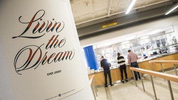 Kafetaria yang terletak di kantor Facebook di New York ini bernama Desimone ukuran sangat luas. (Foto: Damon Dahlen/Huffington Post