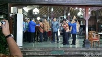 Keduanya bertemu dalam suasana keakraban di Cikeas.