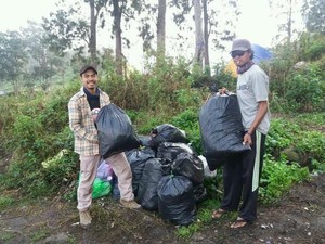 Salut! Mereka yang Membersihkan Sampah di Rinjani