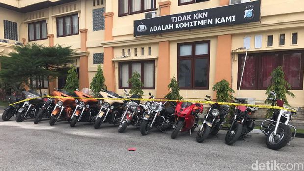 11 sepeda motor Harley Davidson dan 1 Ducati berdokumen palsu disita polisi.