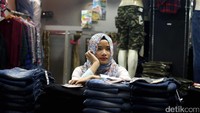 Seorang padagang menanti pembeli.