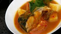 Masakan yang berasal dari Sumatera Selatan ini masih terbuat dari durian yang difermentasi. Warnanya kuning dengan aroma gurih tapi cukup menyengat. Tempoyak biasanya dimasak bersama dengan ayam hingga ikan. (Foto: dok. detikFood)