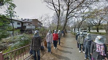 Foto banyak orang memakai topeng burung di Jepang. Foto: Mirror