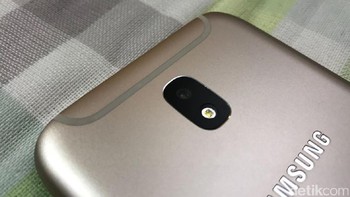 Kamera belakangnya 13 MP. (Foto: detikINET/Adi Fida Rahman)