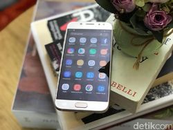 Gaya Seleb Muda Menggenggam Duo Galaxy J Pro