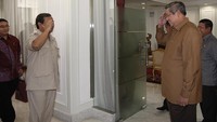 Keduanya saling memberi salam hormat saat bertemu di Istana Negara pada 2013 lalu.