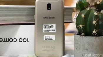 Galaxy J5 Pro dan J7 Pro memiliki layar Super AMOLED dengan resolusi Full HD. (Foto: detikINET/Adi Fida Rahman)