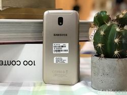 Gaya Seleb Muda Menggenggam Duo Galaxy J Pro