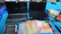 Petugas gabungan juga mengamankan barang bukti laptop dan palu.