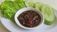 Terasi ialah bumbu sedap yang sering dipakai dalam masakan Indonesia. Terbuat dari ikan atau udang yang difermentasi sehingga adonannya berbentuk kecokelatan. Aroma menyengatnya sering digunakan sebagai campuran sambal dan beberapa masakan. Tapi sayangnya, orang bule banyak yang tidak suka dengan terasi. (Foto: dok. detikFood)
