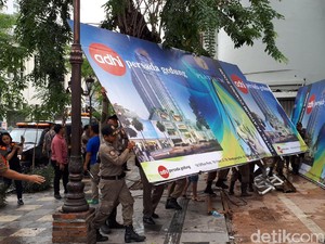 Satpol PP Bongkar Reklame Pembangunan Hotel di Jalan Tunjungan