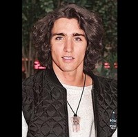 Sebagai perdana menteri Justin Trudeau tampil rapi dengan jas dan rambut pendek. Namun saat muda dulu, dia bisa lebih ‘rebel’ dengan rambut gondrong dan bergaya memakai kalung. Foto: Istimewa