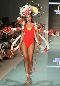 Ketika Bungkus McD dan KFC Disulap Jadi Baju Renang Unik 