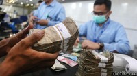 Seorang warga menukarkan uang yang telah lusuh di Bank Indonesia, Jakarta.