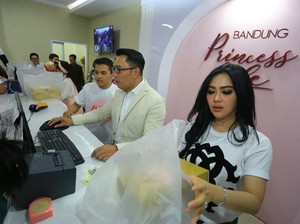 Ketika Syahrini Jadi Kasir Saat Jualan Kue di Bogor