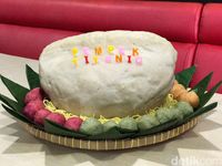 Pempek jumbo ini bisa dinikmati 20 orang.