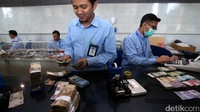 Petugas Bank Indonesia melayani penukaran uang lusuh, robek, dan rusak.
