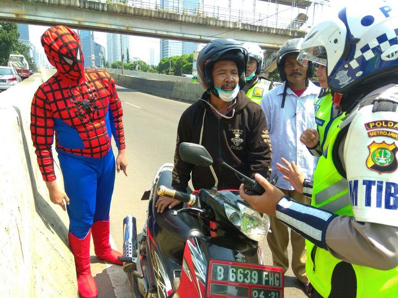Cerita Uya Kuya Jadi Spider-Man di Jalan Layang Non Tol Cerita Uya Kuya Jadi Spider-Man di Jalan Layang Non Tol
