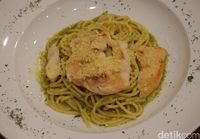 Pasta Bersaus Pesto Hijau yang Segar Bisa Dinikmati di Sini