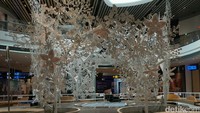 Soal karya seni, Terminal 4 Bandara Changi memang juara. Traveler akan serasa seperti sedang berada di sebuah galeri daripada di sebuah bandara (Kanavino/detikTravel)