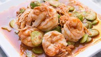 Petai juga punya aromnya yang menyengat tapi enak. Berbentuk sepetri biji berwarna hijau, petai sering digunakan sebagai campuran masakan dan juga lalapan. Petai goreng atau petai rebus semakin enak dicocol sambal terasi dan nasi. Kalau bule kira-kira mau gak ya coba petai? (Foto: iStock)