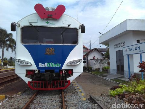 Warga berobat di dalam gerbong kereta/