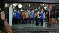Saat bertemu, SBY menyalami Prabowo dan keduanya cipika cipiki.