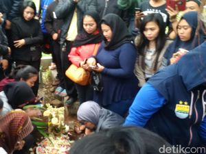 Ratusan Bobotoh Hadiri Pemakaman Ricko