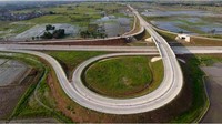 Di samping 6 ruas tol yang akan diresmikan tersebut, Kementerian PUPR saat ini juga tengah membangun jalan tol Jakarta-Cikampek II (elevated). Pembangunan jalan tol ini bertujuan untuk meningkatkan kapasitas jalan sehingga mengurangi kemacetan lalu lintas Karawang - Bekasi - Jakarta dan sebaliknya. Jalan tol Jakarta-Cikampek II sepanjang 36 kilometer ini, dibangun dengan investasi sebesar Rp 16 triliun oleh Badan Usaha Jalan Tol (BUJT) konsorsium PT Jasa Marga (Persero) Tbk dan PT Ranggi Sugiron Perkasa dan ditargetkan beroperasi pada 2019. Pool/dok. Kementerian PUPR.