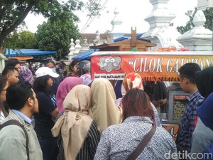 Cilok Gajahan Fenomenal Ini Ludes Dalam Waktu 3 Jam Saja!