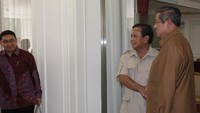 Dalam pertemuan, Fadli Zon turut mendampingi Prabowo.