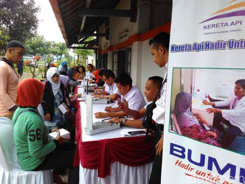 Warga berobat di dalam gerbong kereta/