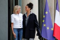 Foto: Adu Gaya Rihanna dan Ibu Negara Prancis Saat Bertemu di Paris