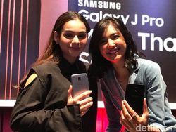 Gaya Seleb Muda Menggenggam Duo Galaxy J Pro