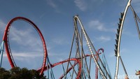 Dragon Khan dan Shambhala (putih) adalah 2 roller coaster tercepat dan tertinggi di dunia. REUTERS/Albert Gea.