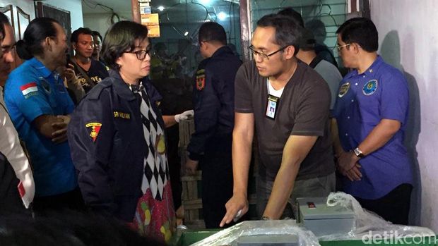 Menteri Keuangan Sri Mulyani meninjau penyelundupan 300 kg sabu di Pluit (dok/detikcom)