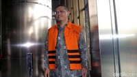 Yudi disangka melanggar Pasal 12 huruf a atau Pasal 12 huruf b atau Pasal 11 Undang-Undang Nomor 31 Tahun 1999 sebagaimana diubah dalam UU Nomor 20 Tahun 2001 tentang Pemberantasan Tindak Pidana Korupsi jo Pasal 55 ayat 1 ke-1 KUHP.