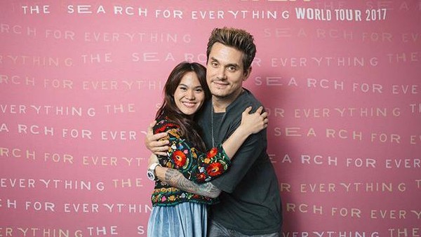 Bikin Iri! Bahagianya Sheryl Sheinafia Dipeluk John Mayer