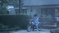 Di awal 2018, Dilan garapan Fajar Bustomi menuai sukses. Film ini diadaptasi dari novel karya Pidi Baiq. Foto: adegan syuting film Dilan (Falcon Pictures)