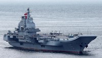 Kapal Induk China saat  berlayar ke Hong Kong. 