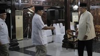 SBY menyambut dengan hangat kedatangan Prabowo ke kediamannya.