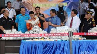 Kepala BNN Komjen Budi Waseso (Buwas) menggelar rilis penggerebekan gudang sabu di Kantor BNN, Jakarta Timur, Kamis (27/7/2107).