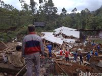 Peternakan di Garut Tertimbun Longsor, Ribuan Ayam Mati