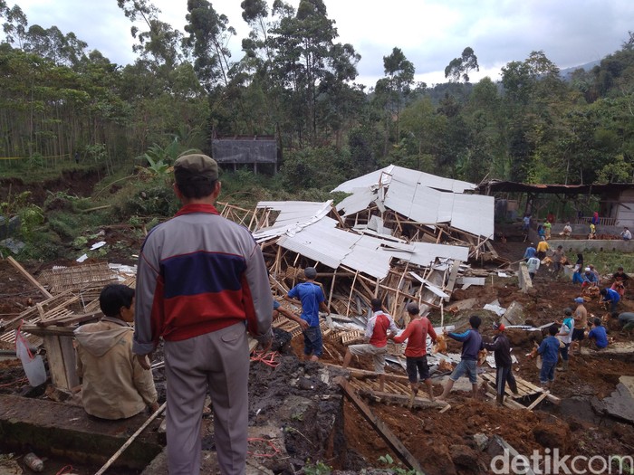 Tim Reaksi Cepat Waspadai Longsor di Garut